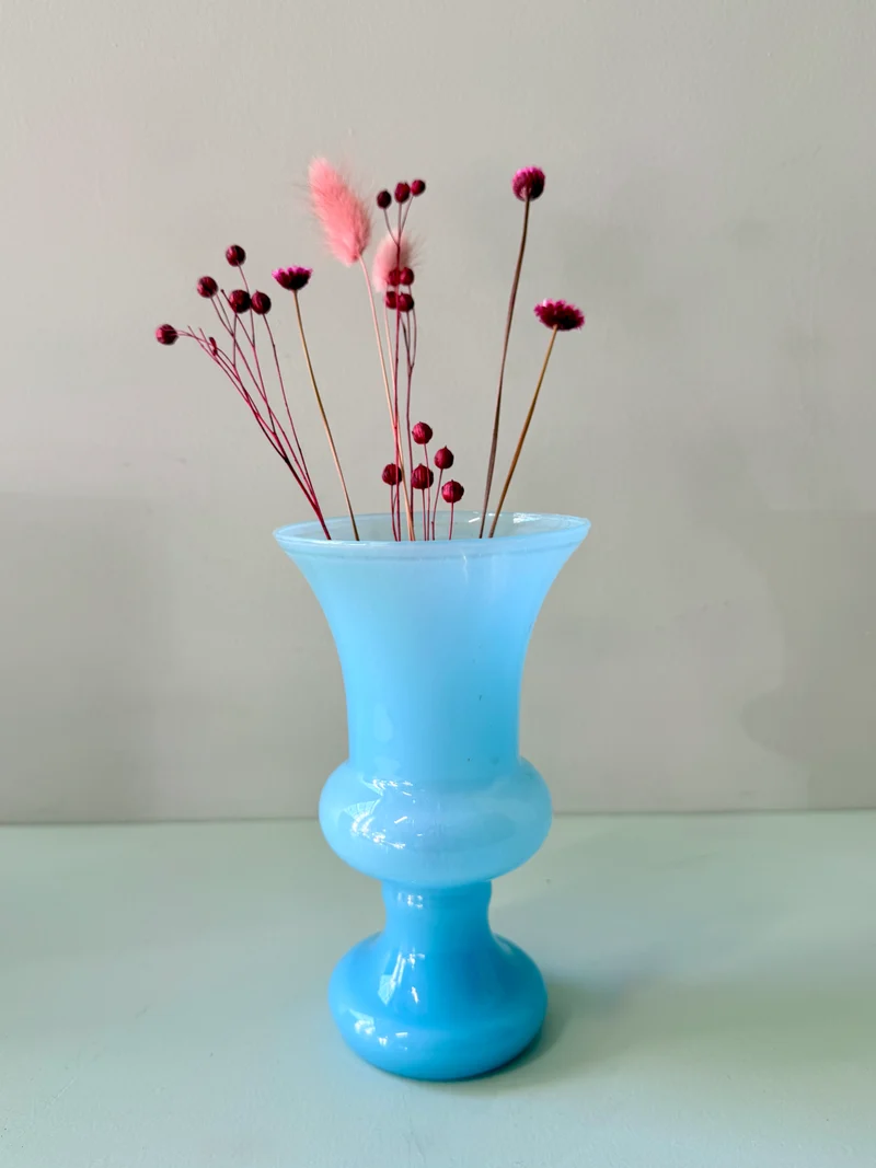 Vase bleu en opaline