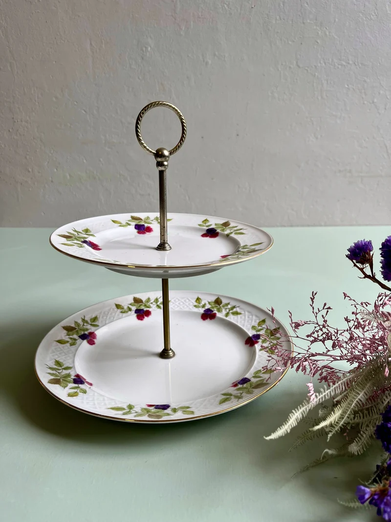 Plat de service en porcelaine décor mûres
