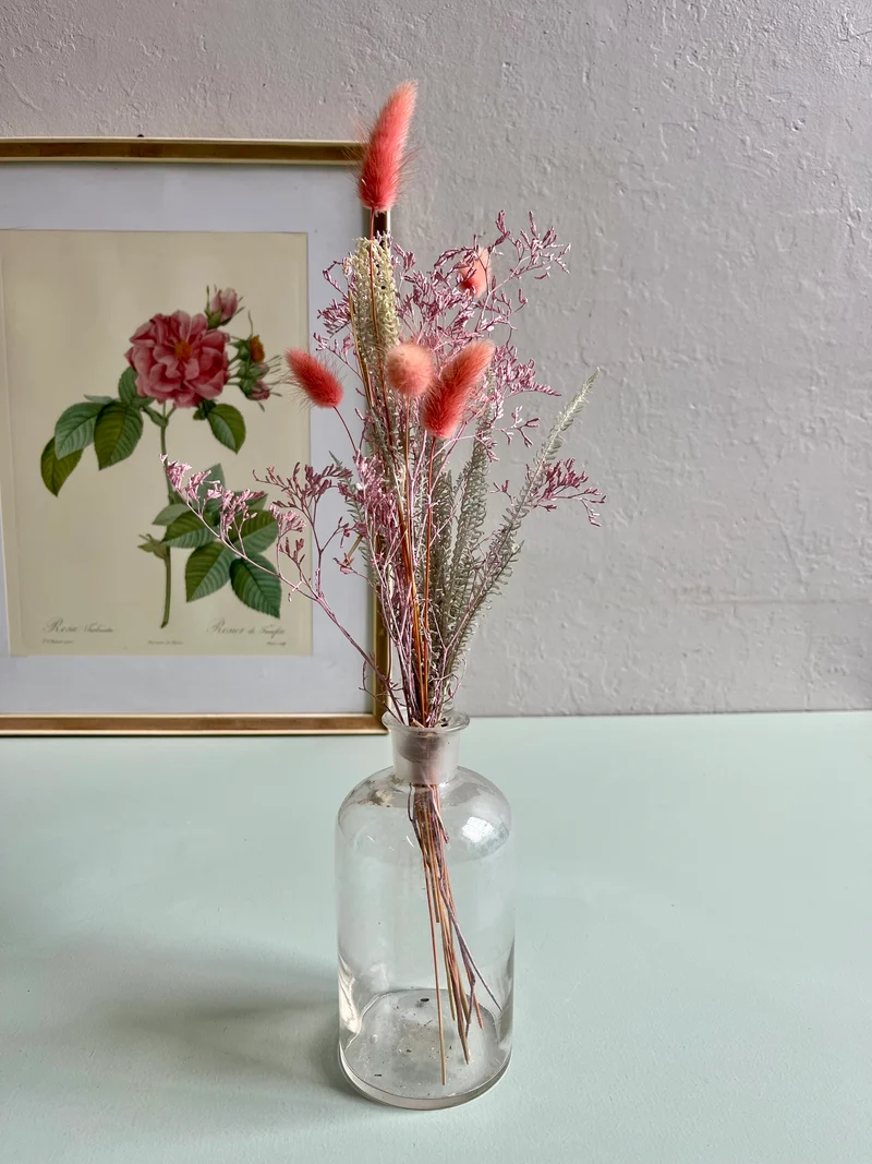 Flacon ancien avec fleurs séchées
