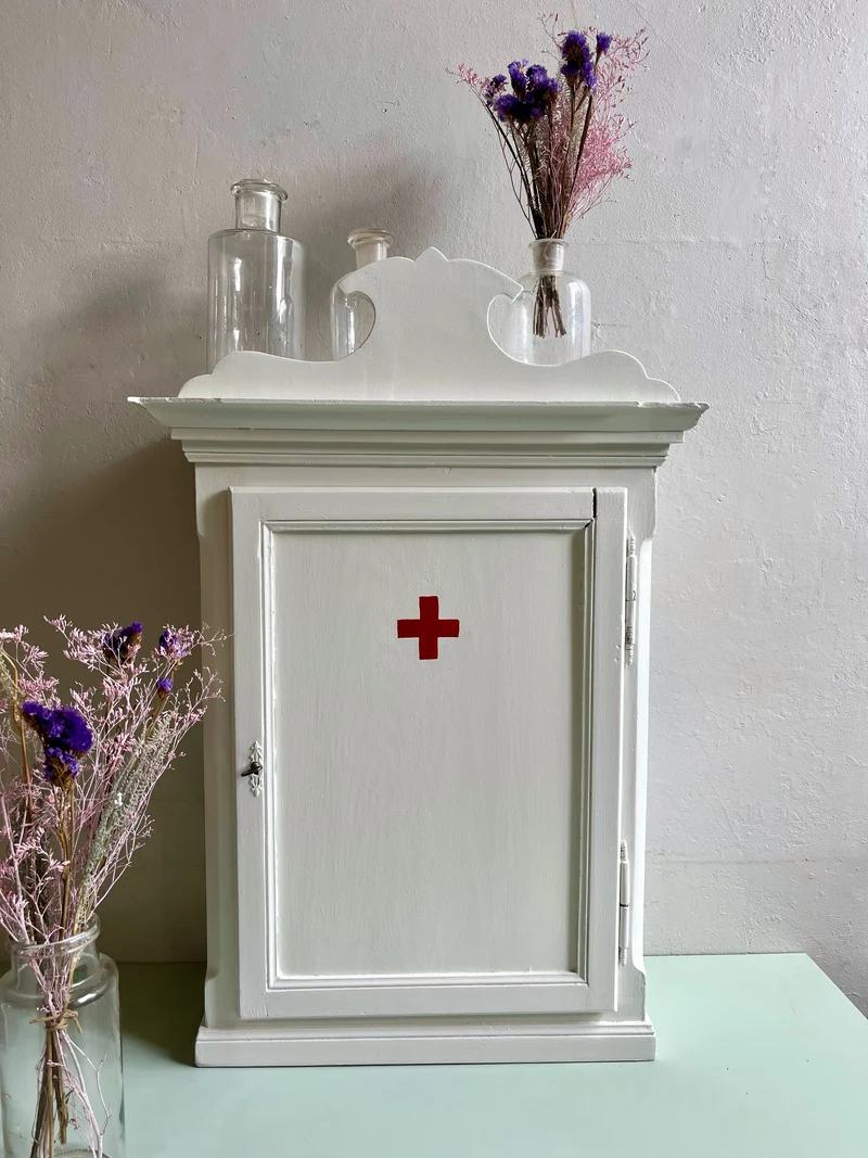 Petite armoire à pharmacie ancienne