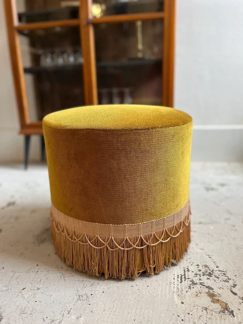 Pouf vintage en velours jaune moutarde à franges