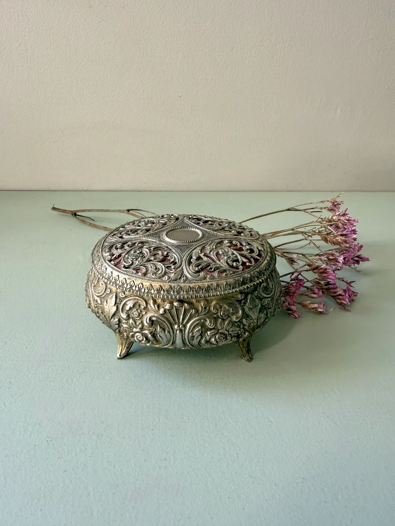 Boîte à bijoux en métal argenté