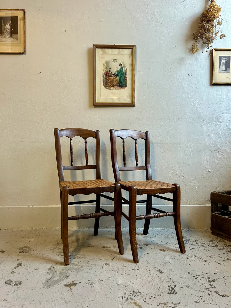 Chaises bistrot en bois foncé à assise paillée - paire