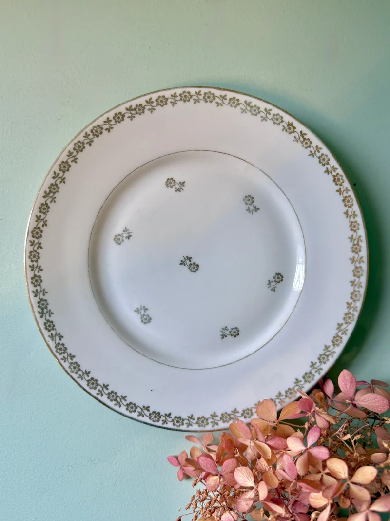 Assiette porcelaine de Limoges avec motifs floraux couleur or