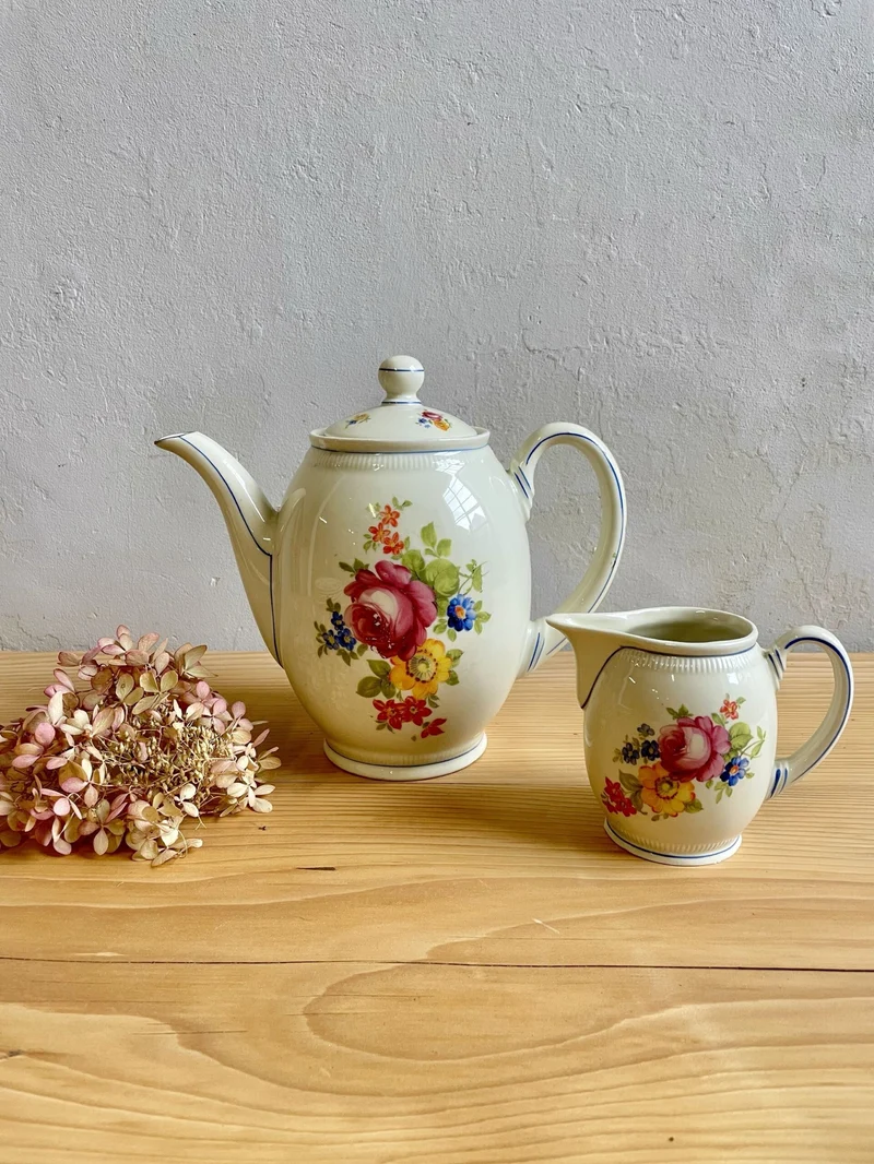 Théière et pot à lait - Motif fleuri vintage