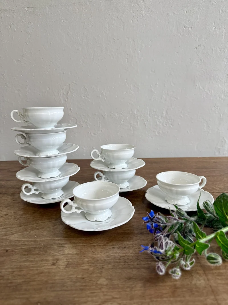 Tasses vintage avec coupelles en porcelaine