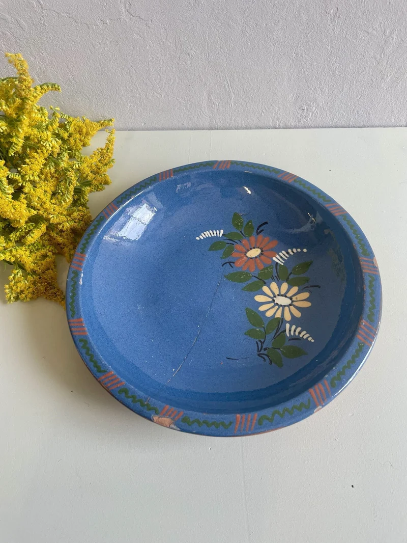 Plat en terre cuite à fleurs