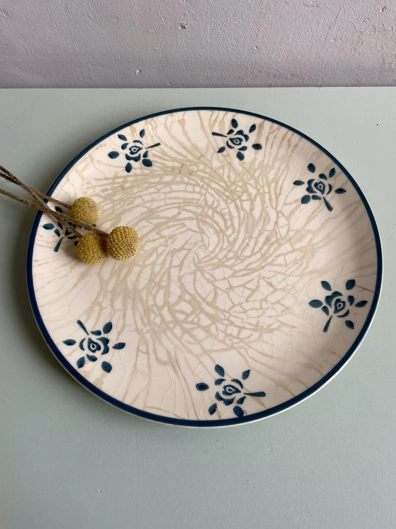Plat en céramique – Décor fleurs bleues - grès émaillé