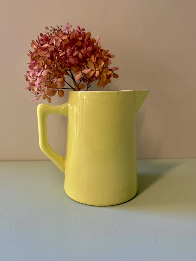 Pichet jaune en faïence émaillée