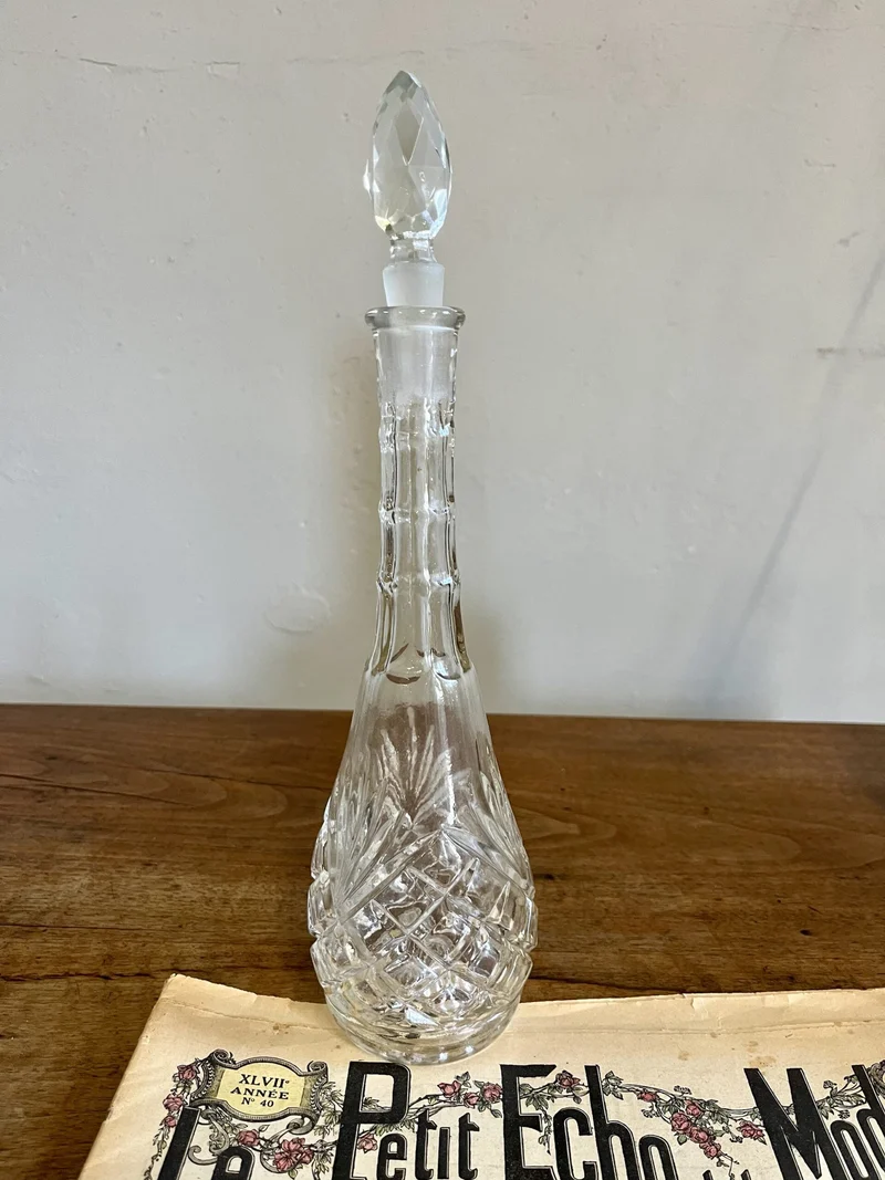 Bouteille en verre ciselé