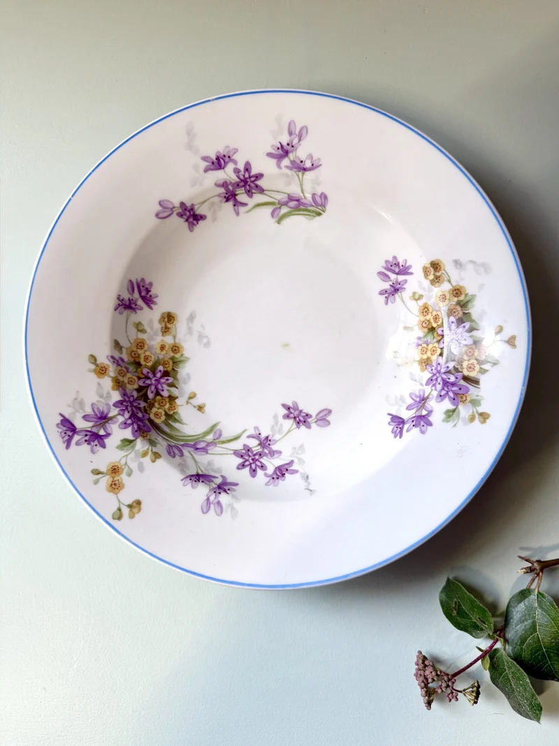 Assiette creuse en faïence fleurie