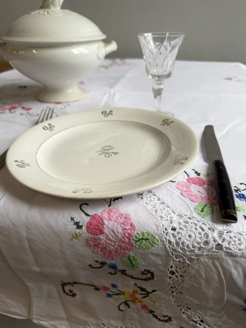 Nappe rectangulaire blanche brodée au point de croix