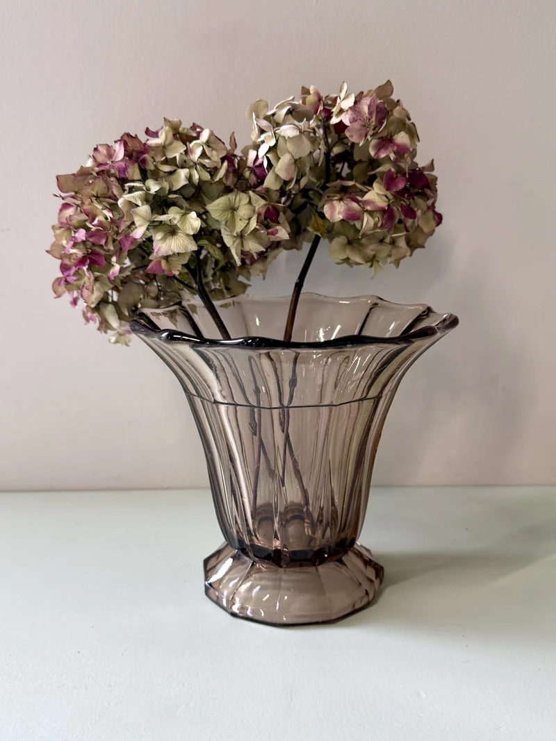 Vase éventail en verre fumé