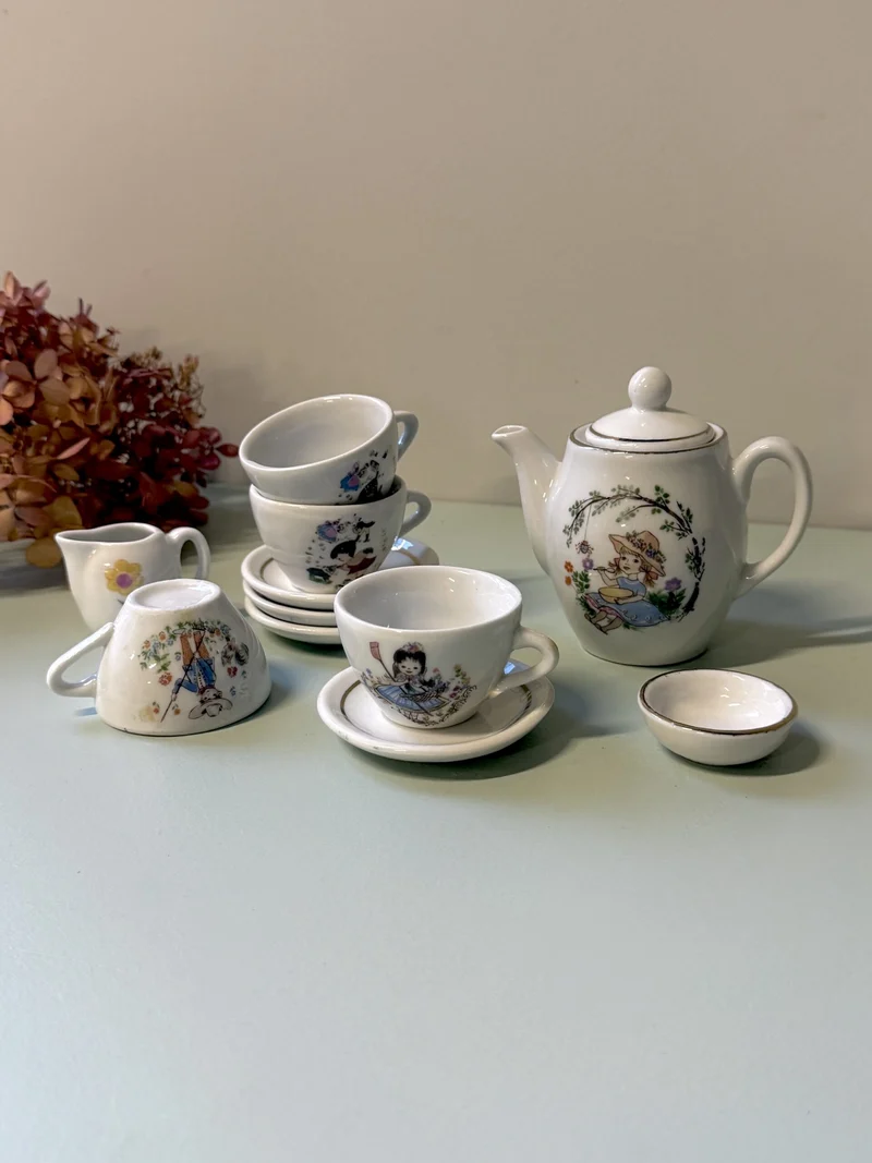 Dinette en porcelaine vintage pour enfant