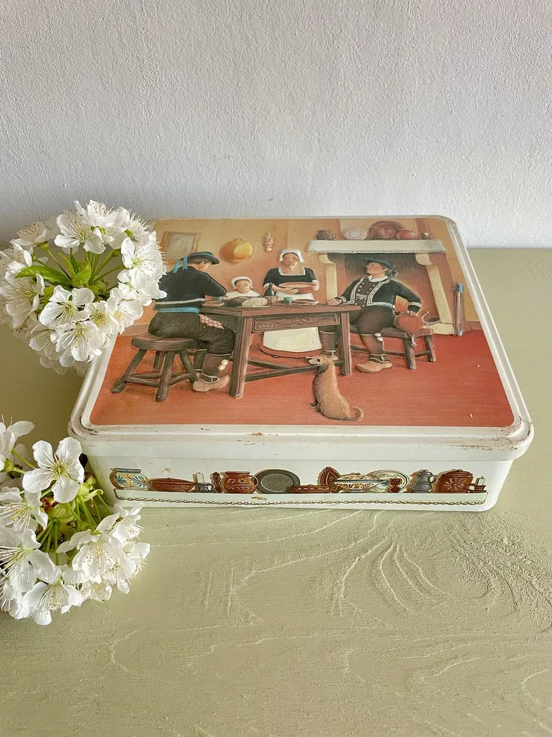 Boîte à gâteaux ancienne Massilly