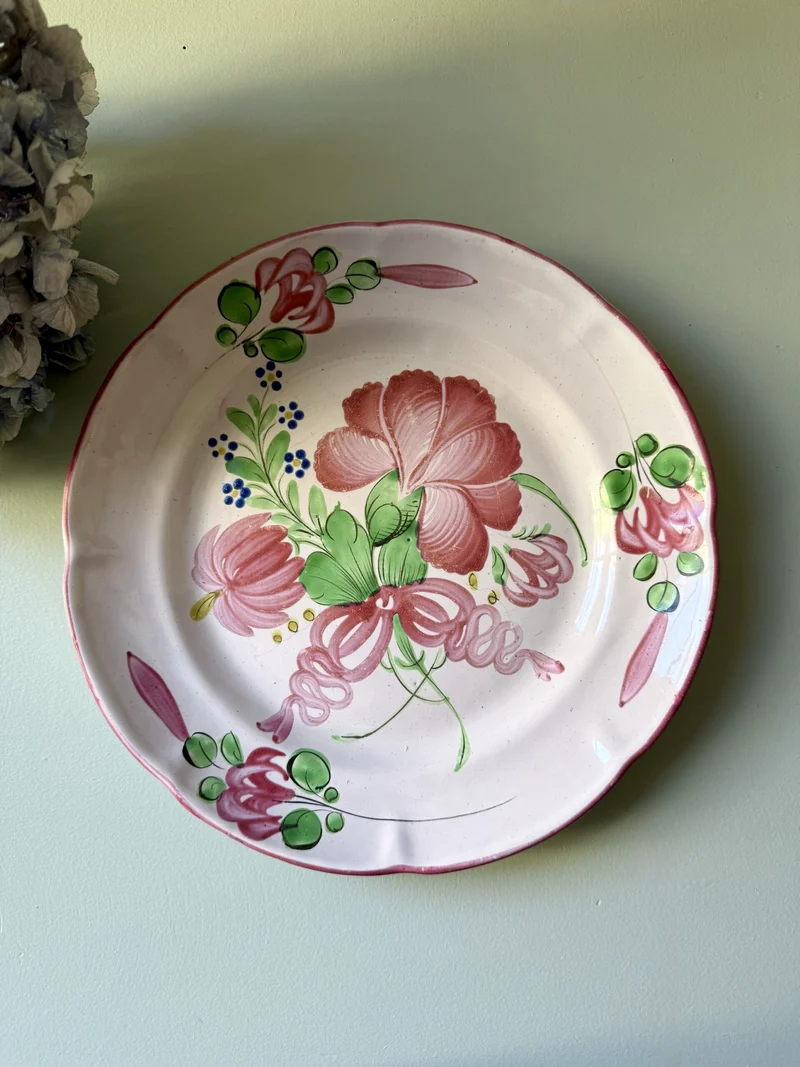 Assiette en faïence décorative de l’Est