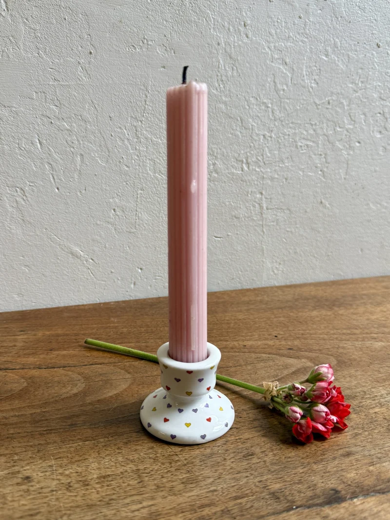 Bougeoir blanc avec motifs cœurs colorés