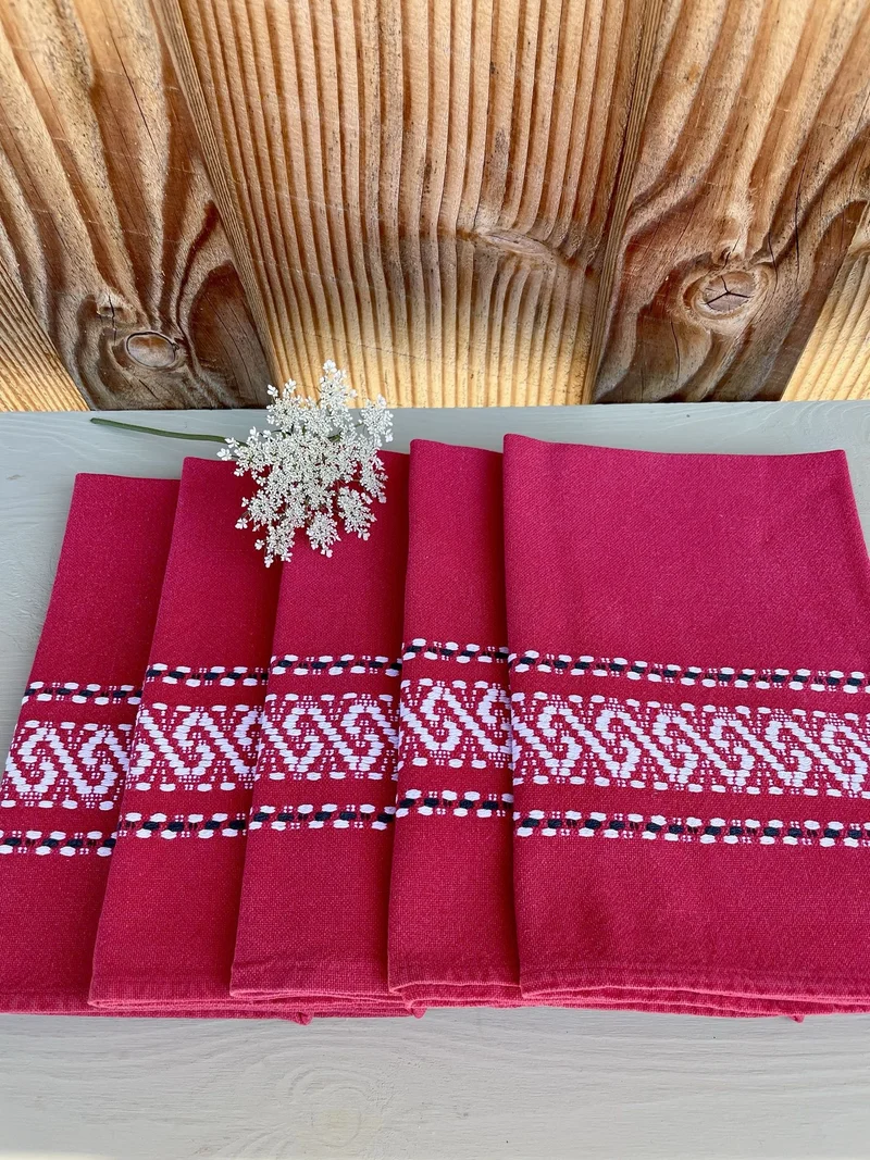 5 serviettes anciennes rouges avec broderies