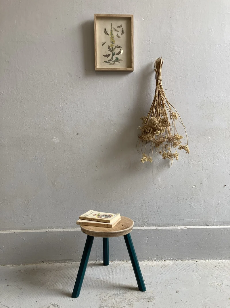 Petit tabouret vintage en bois – pieds peints vert