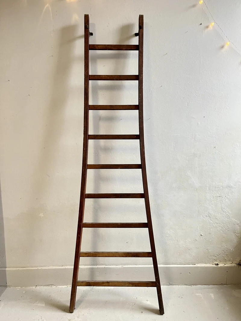 Grande échelle ancienne en bois massif