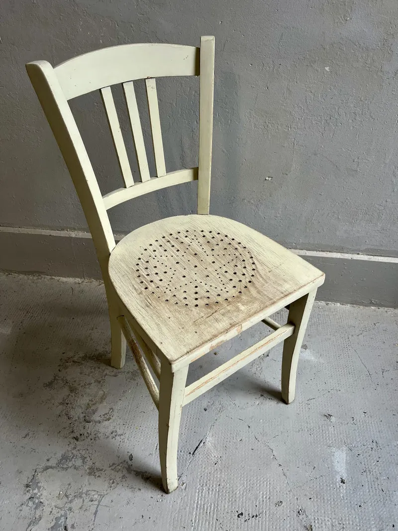 Chaise vintage en bois patiné – assise ajourée