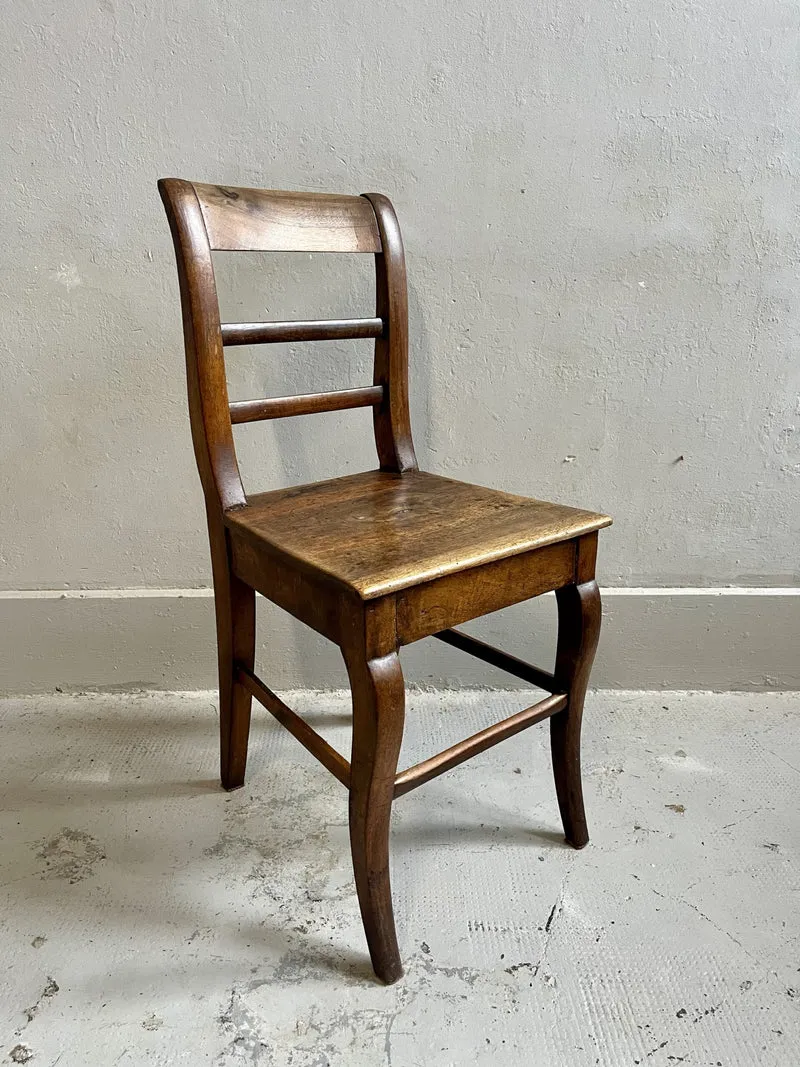 Chaise vintage en bois massif – patine authentique