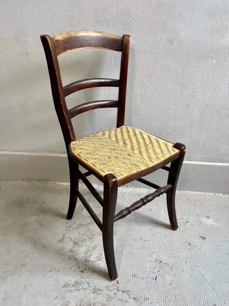 Chaise vintage en bois massif – assise paillée claire
