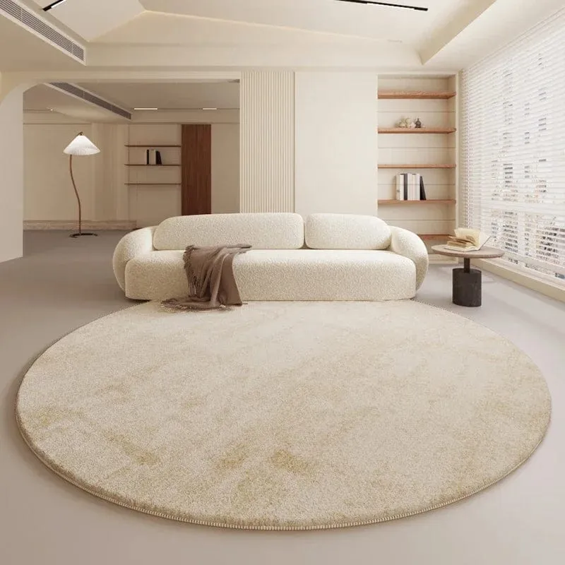 Tapis rond beige sur lit crème