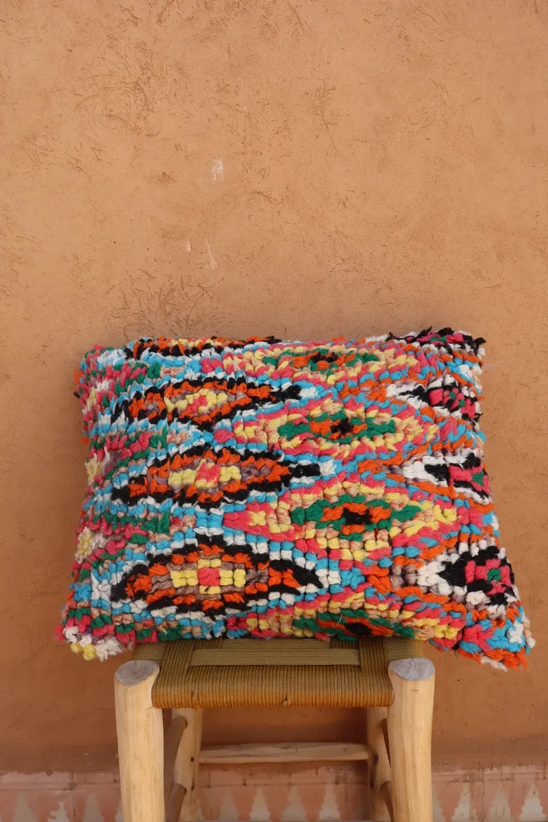Coussin Marocain en Laine Corail à Motifs Colorés -