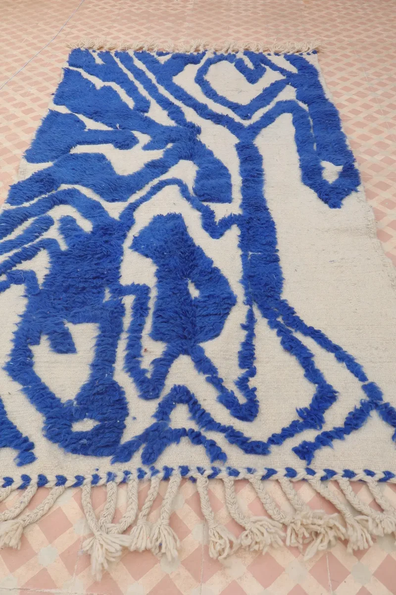 Tapis Berbère Béni Ouarain Moderne Bleu Klein À Reliefs Abstrait - Modèle signature - 205 x 108 cm