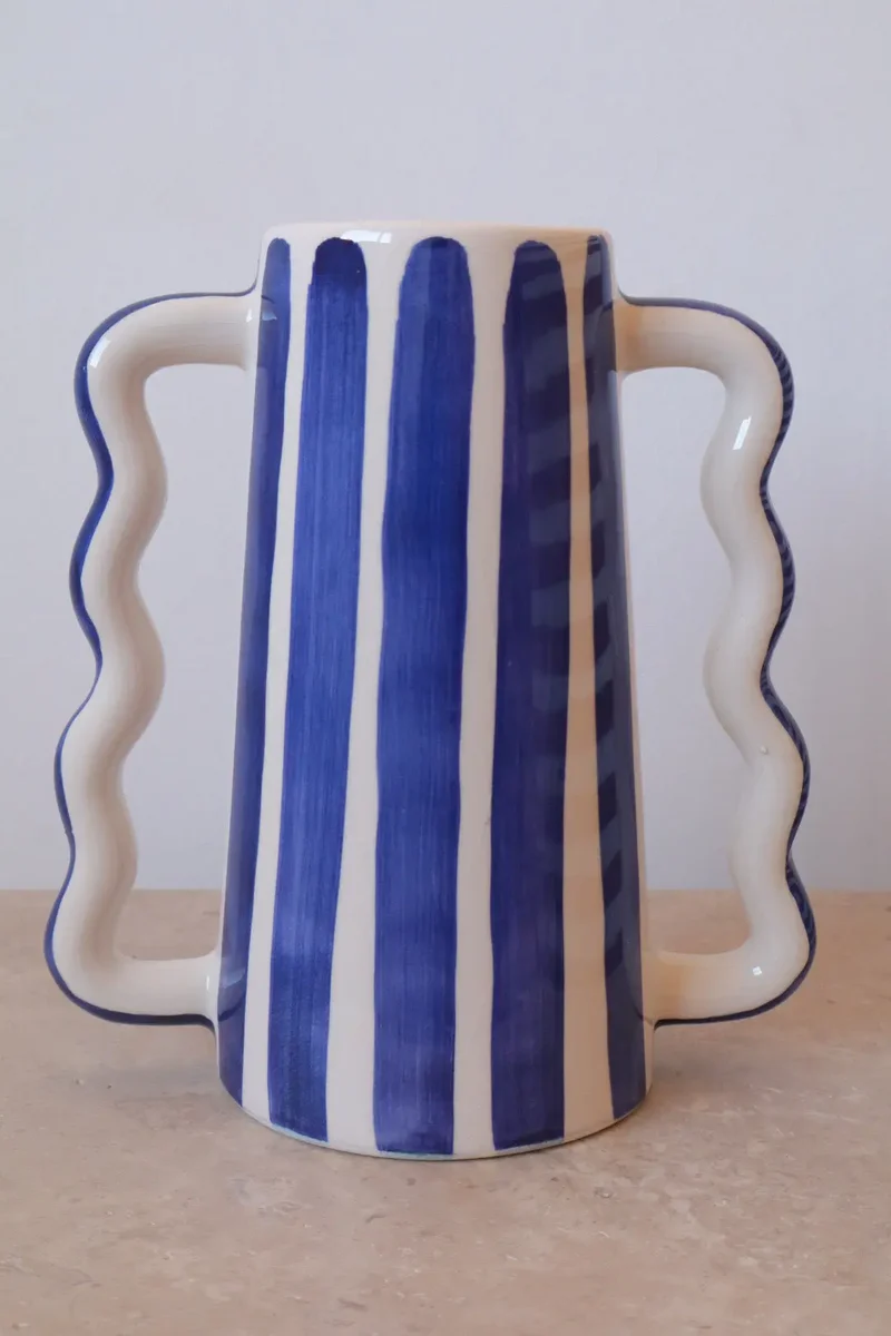 Vase abstrait en céramique à rayures Bleu Majorelle et blanches