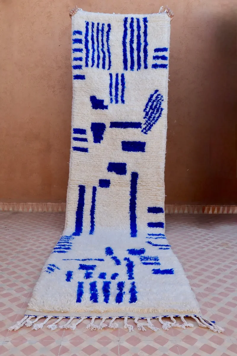 Tapis Berbère Couloir Azilal Blanc à Motifs Bleu Majorelle - 308 x 79 cm