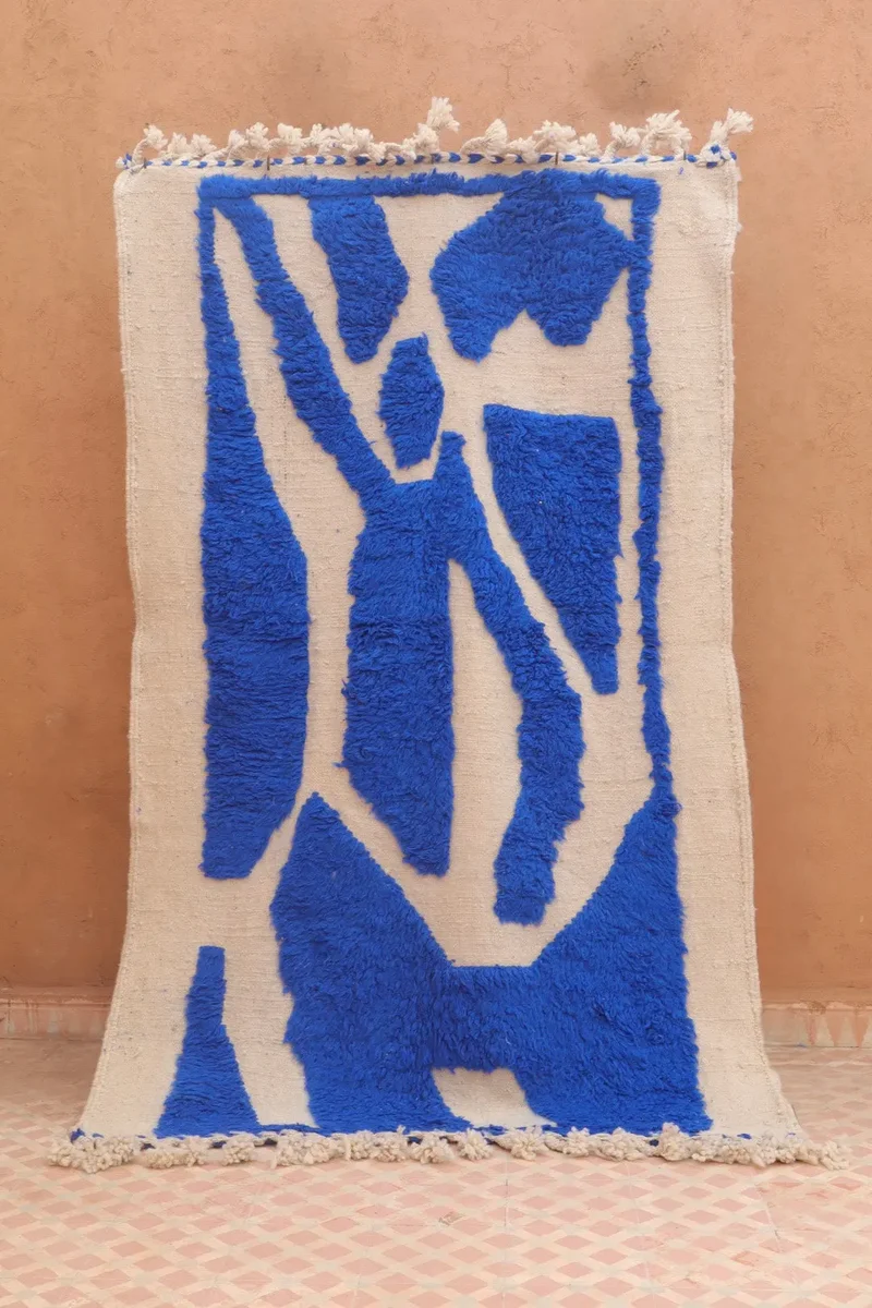 Tapis Berbère Béni Ouarain Moderne Bleu Klein À Reliefs - 202 x 127 cm Modèle Signature