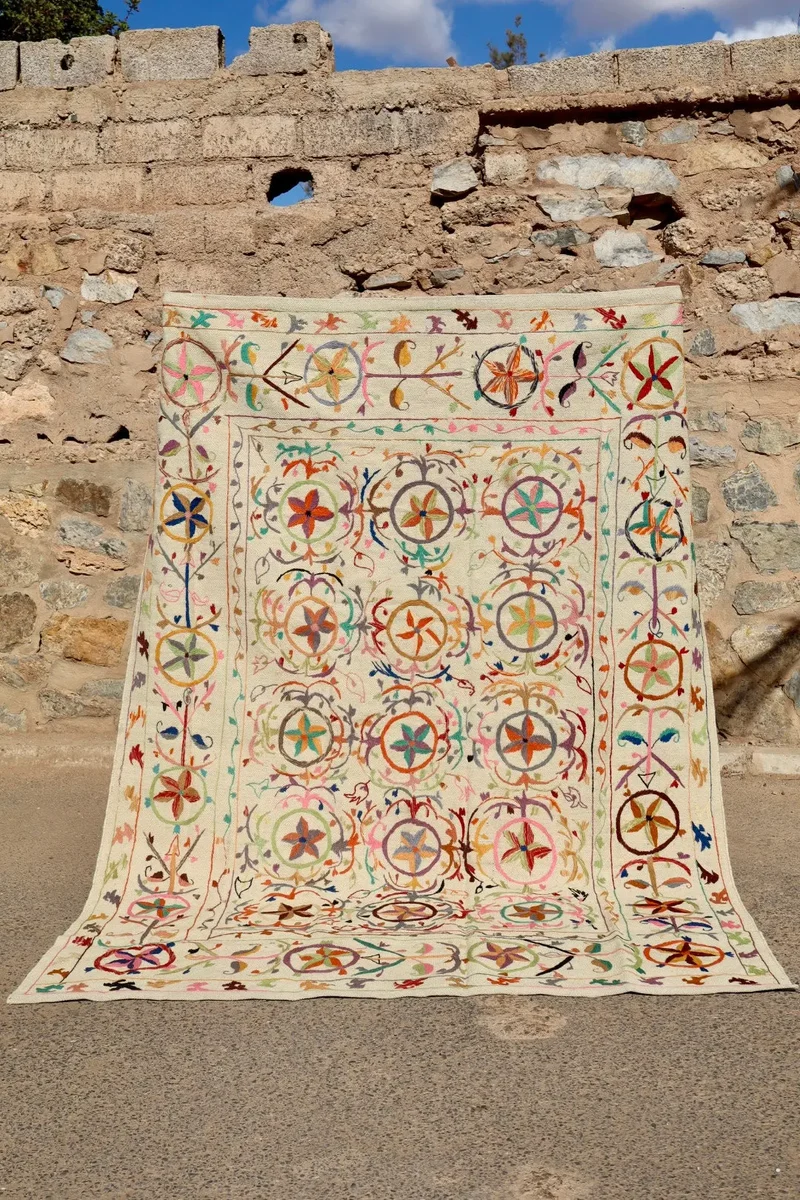 Tapis Kilim Suzani Motifs Brodés Multicolores – 240x 170 cm