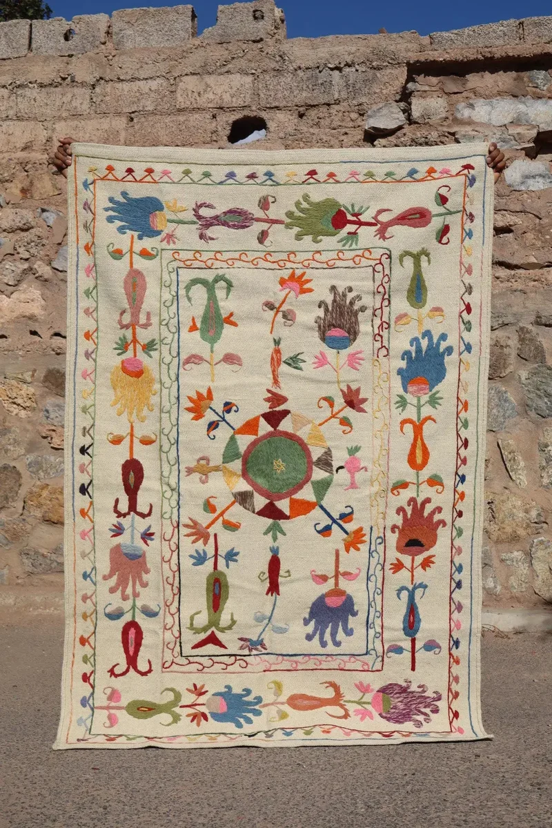 Tapis Kilim Suzani Blanc Multicolore – 180 x 120 cm