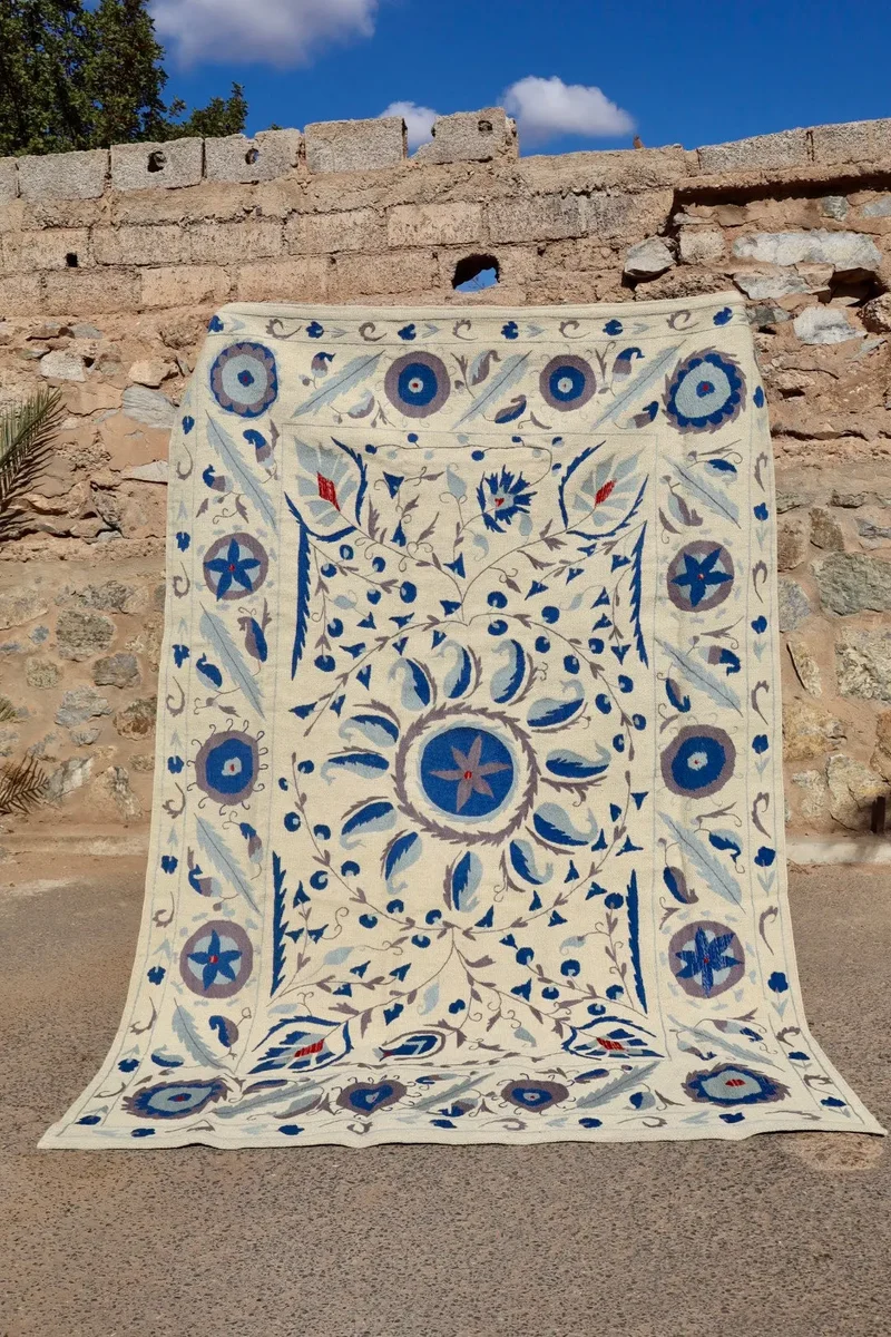 Tapis Kilim Suzani Blanc Bleu – 240x 170 cm