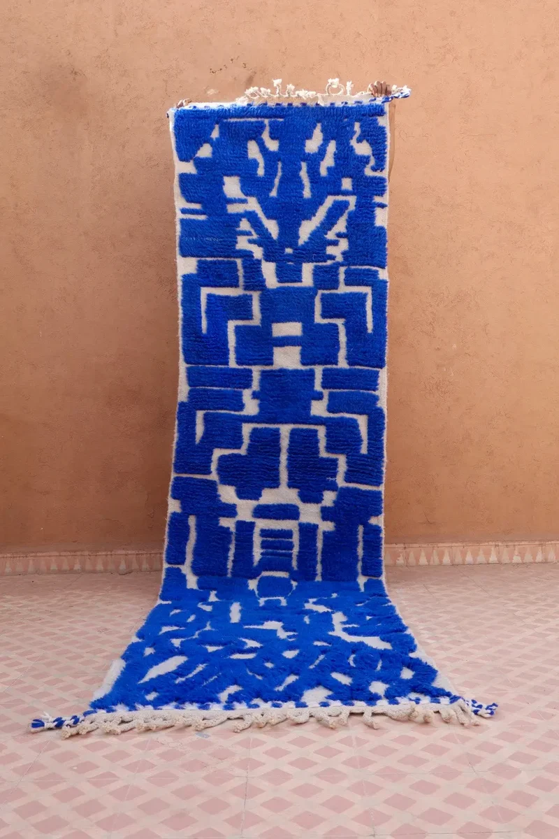 Tapis Berbère Couloir Béni Ouarain Bleu Klein en Reliefs- 307 x 82 cm