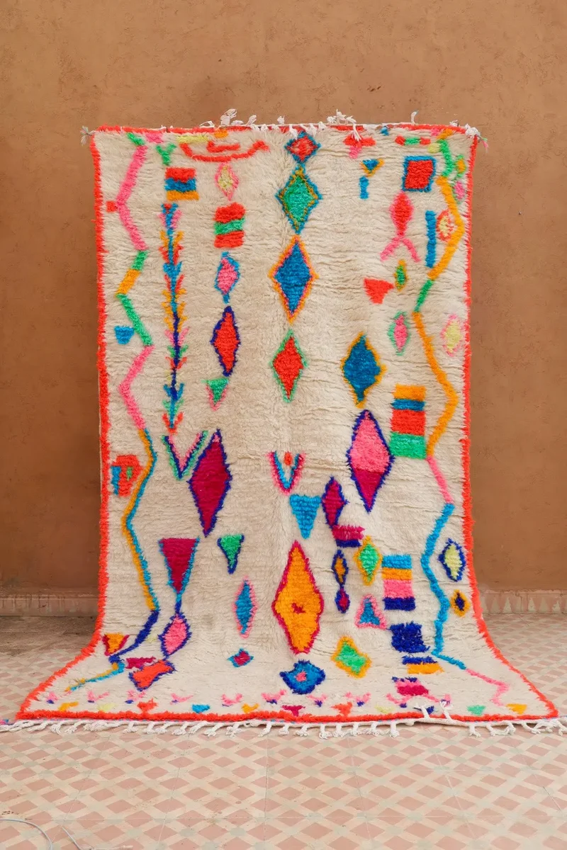 Tapis Berbère Azilal Blanc à Motifs Colorés Fluos Bords Rouge Fluo- 158 x 147 cm