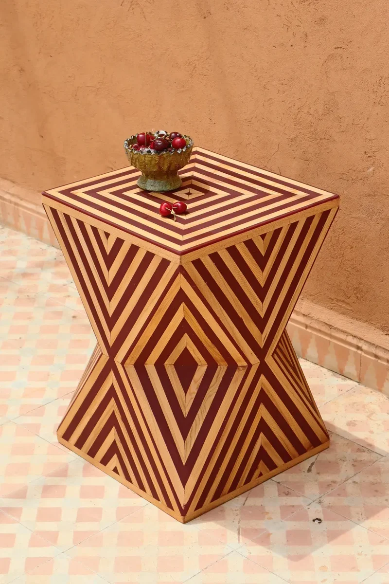 Table d’Appoint Sculpturale en Maqueterie Bous et Résine Lie de Vin- DONA