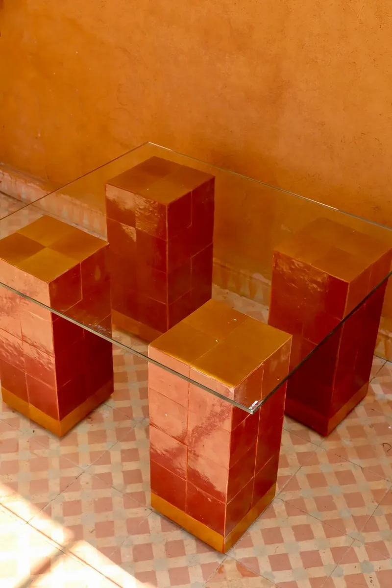 Table en Zellige Plateau Verre Trempé - Pieds Bordeaux Cerise - « SIMONE »