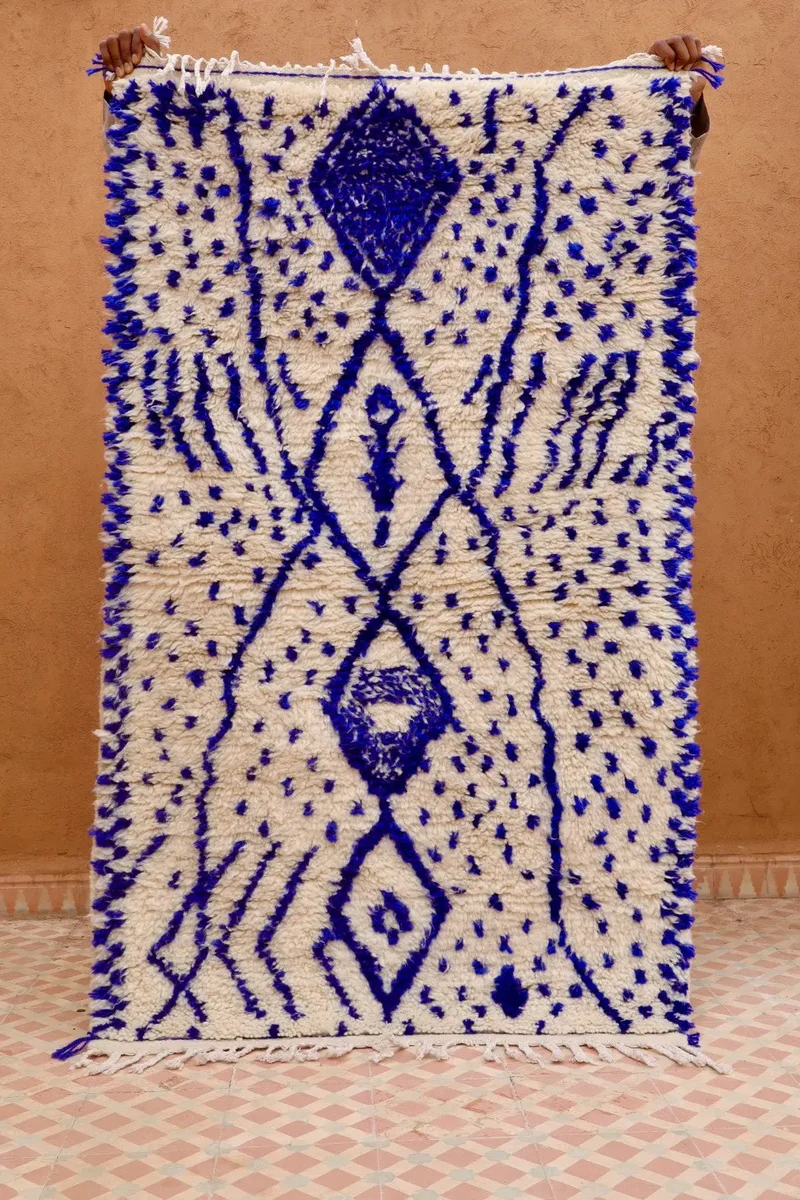 Tapis Berbère Coloré Azilal Blanc Motifs Bleu Klein- 165 x 98 cm