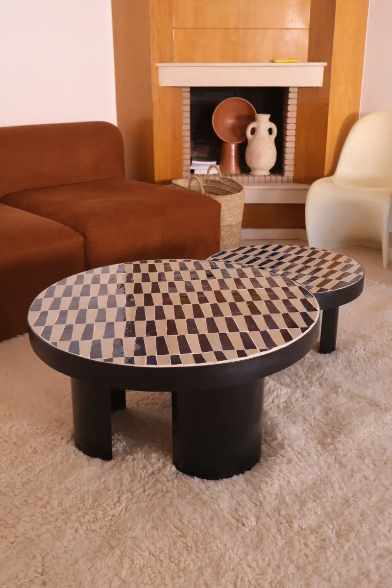 Duo de 2 tables basses rondes en Zellige marocain fait main – Design artisanal bleu et blanc