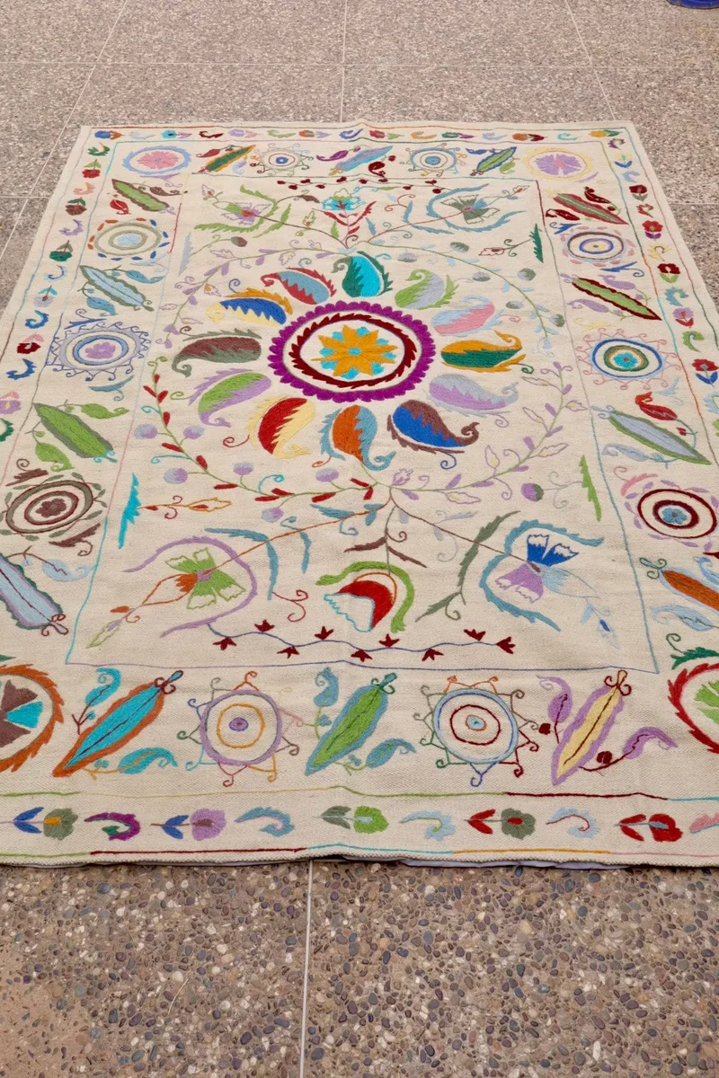 Tapis Kilim Suzani Blanc Multicolore – 240x 170 cm
