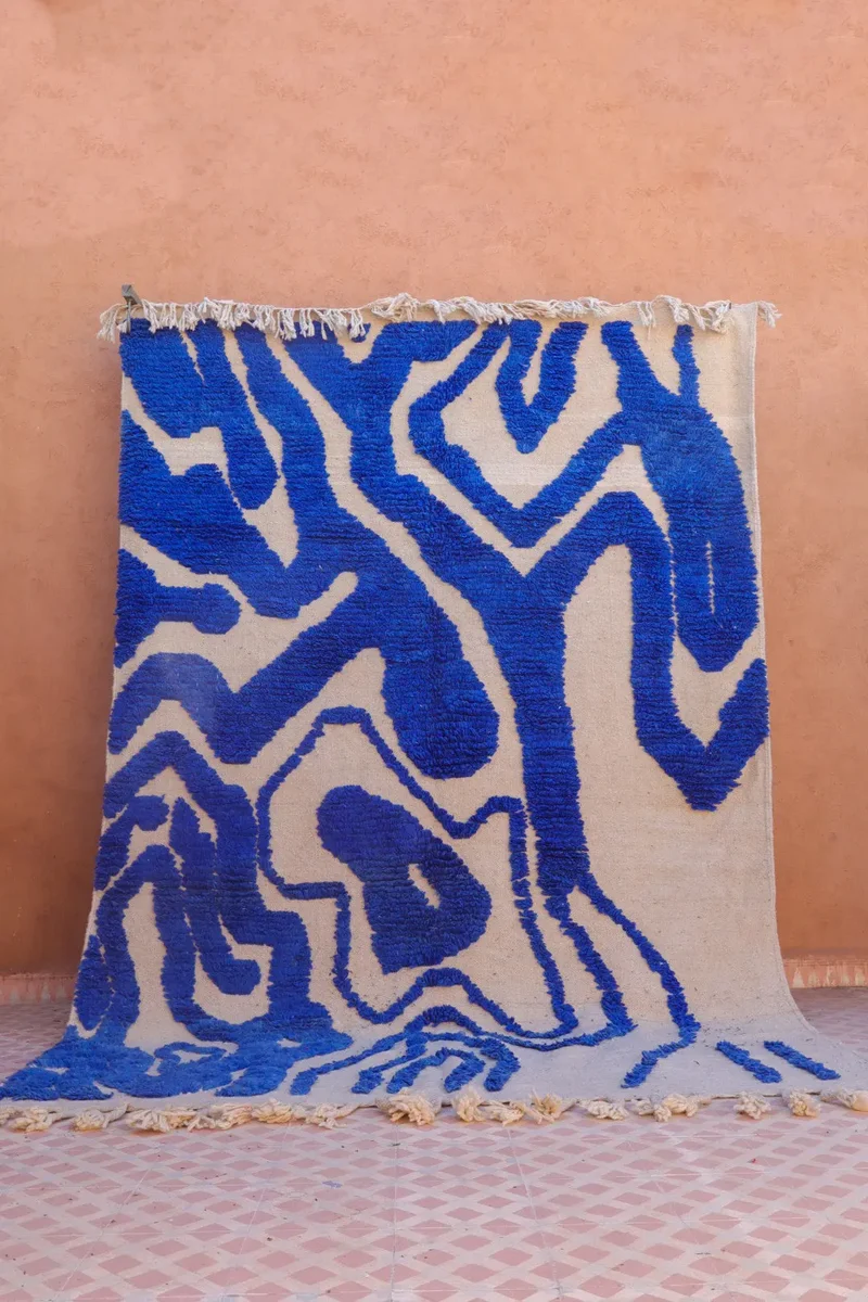 Tapis Berbère Béni Ouarain Moderne Bleu Klein À Reliefs Abstrait - Modèle signature 01