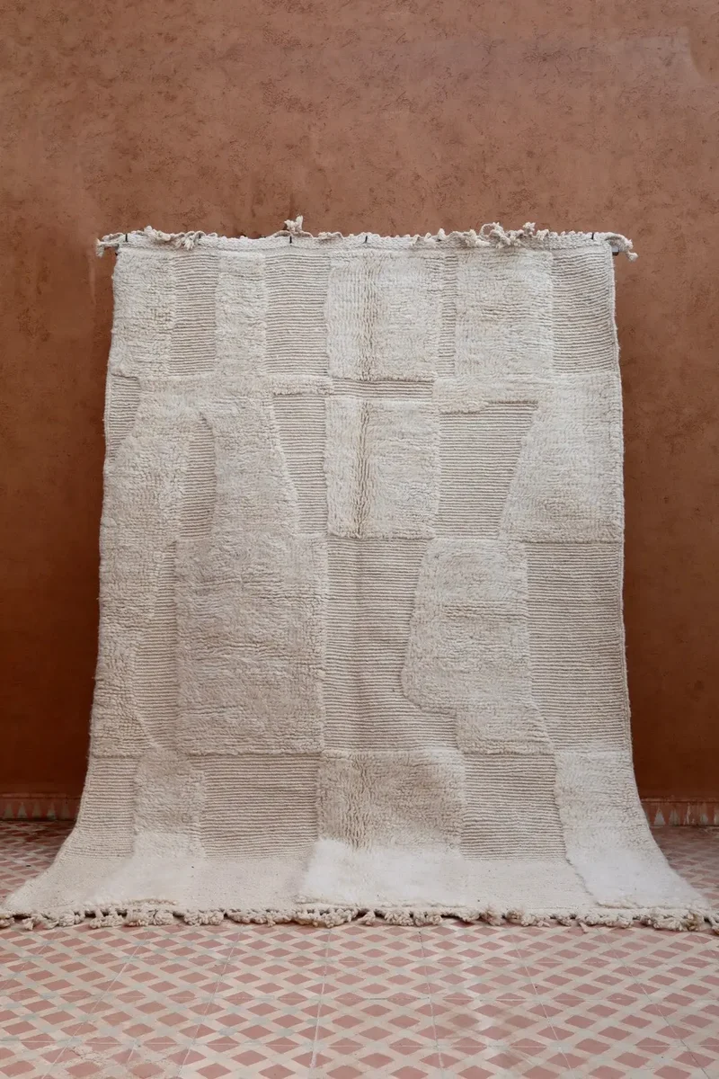 Tapis Berbère Béni Ouarain Blanc Moderne à Motifs Abstrait en Relief