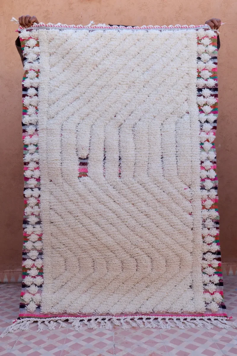 Tapis Berbère Béni Ouarain Blanc et Multicolore Reliefs - 154 x 102 cm