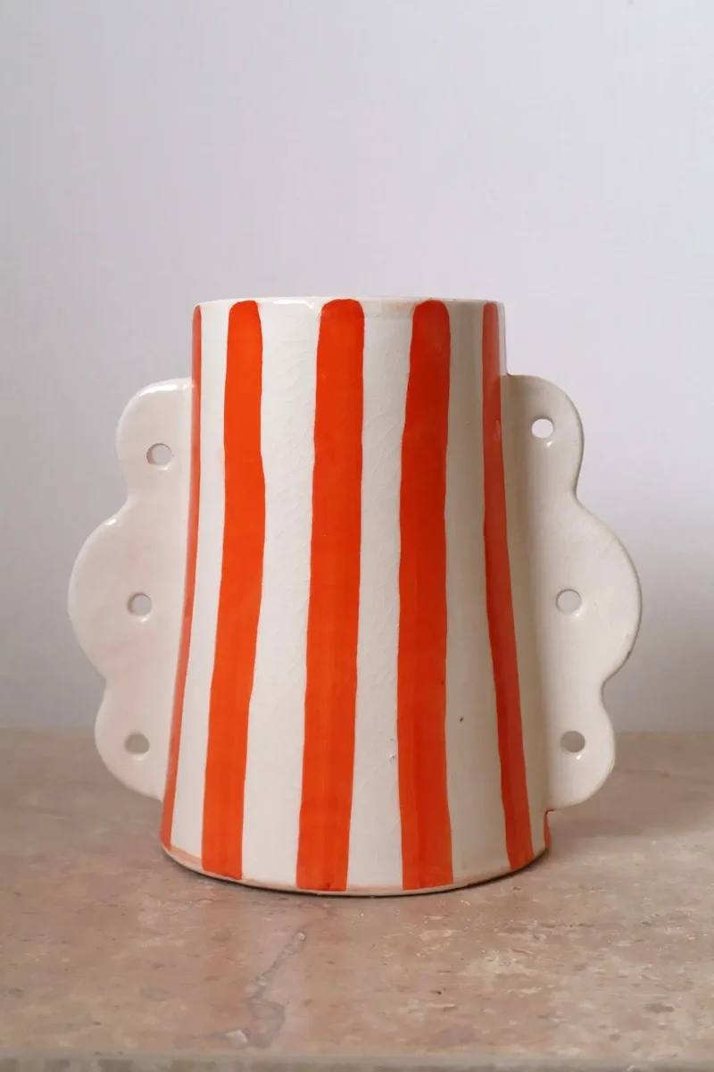 Vase abstrait en céramique à rayures oranges et blanches