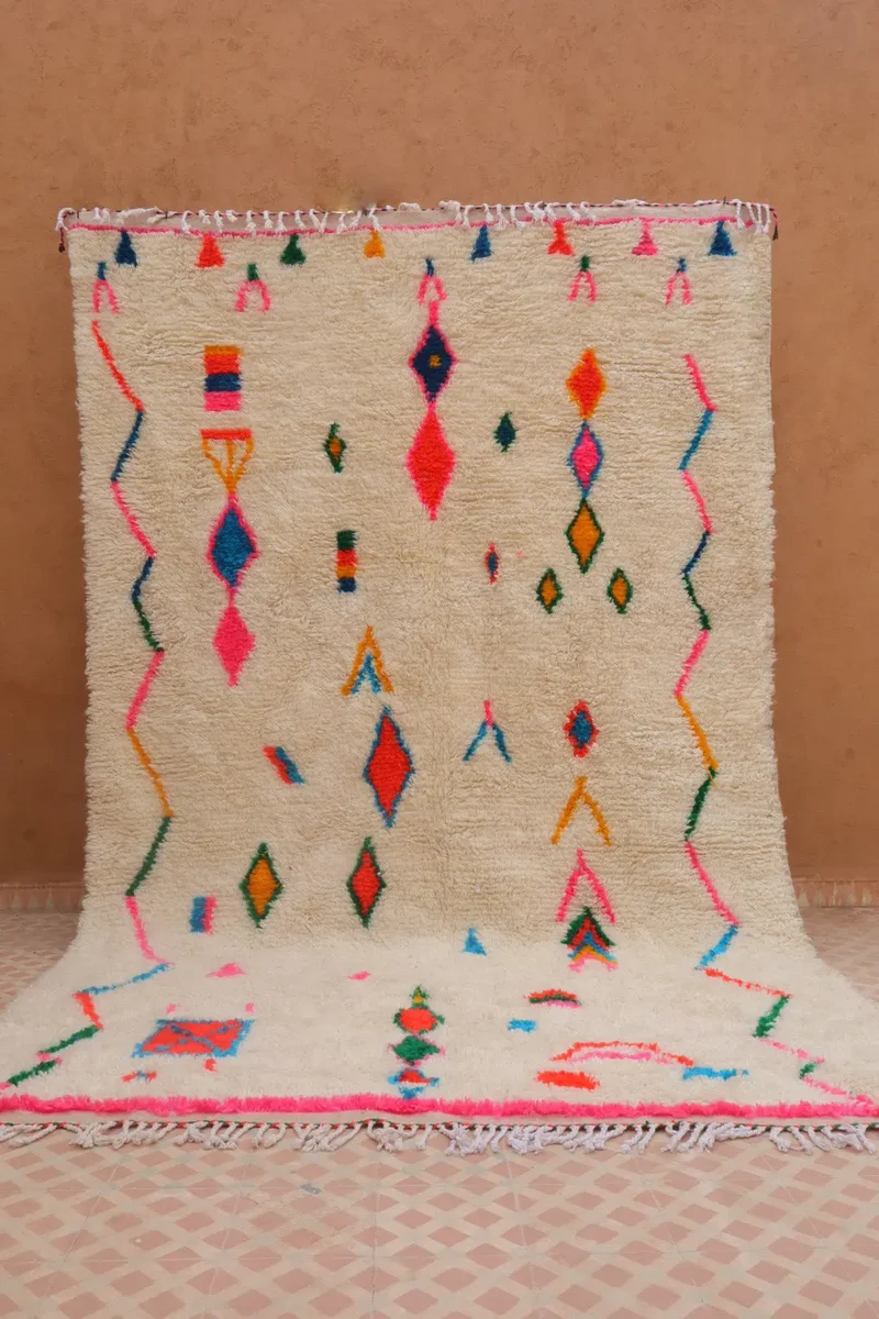 Tapis Berbère Azilal Blanc à Motifs Colorés Fluos Bords Rose Fluo- 310 x 194 cm