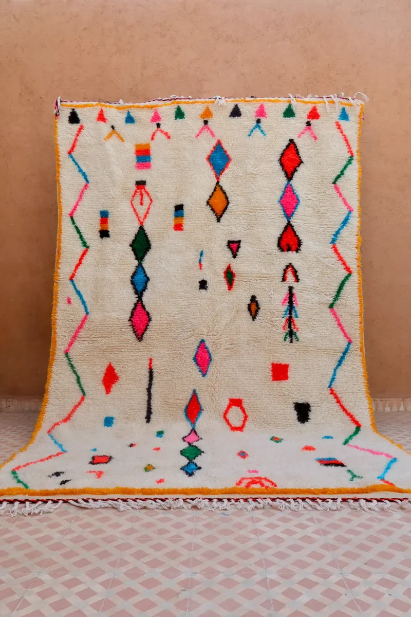 Tapis Berbère Azilal Blanc à Motifs Colorés Fluos Bords Jaune- 302 x 190 cm