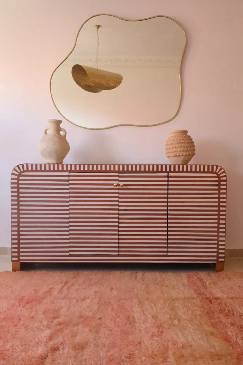 Buffet incurvé en bois et résine rayé fait-main (finition laiton) « LIZ »